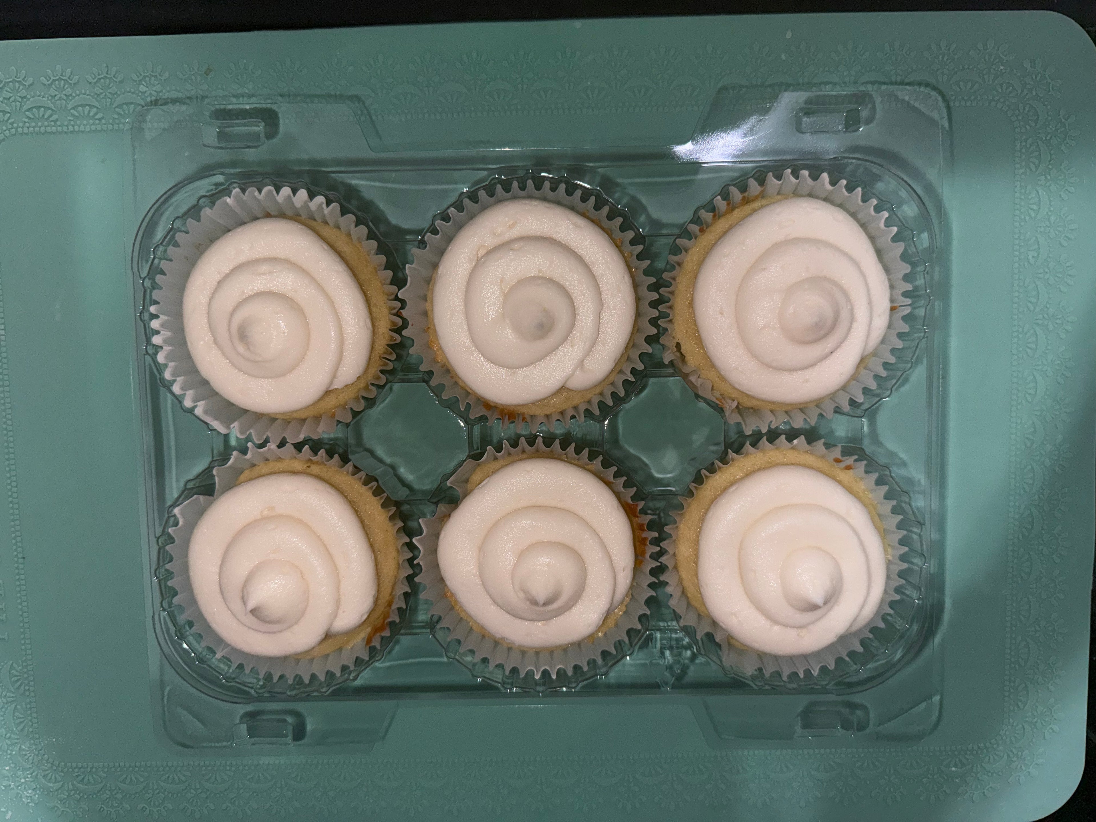 🧁Pretty in Vanilla cupcakes w/ buttercream icing